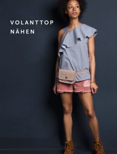 Man sieht unser Schnittmuster das Top mit Volants an einem Modell inklusive Gürteltasche