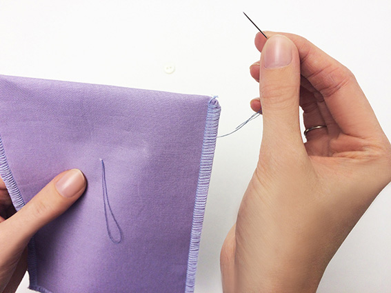 Verriegelung: Nähmaschine gewünschte Stichlänge und Stichbreite einstellen. 