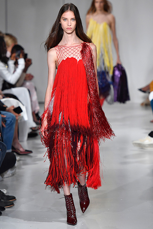 Calvin Klein Kleid, inspiriert vom bekannten Horrorfilm »Carrie« (1976). Die langen Fäden erinnern an das fließende Blut, das Carrie im Film den Körper herunterläuft.