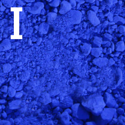 Blaues Indigopulver zum Färben von Denim ist abgebildet.