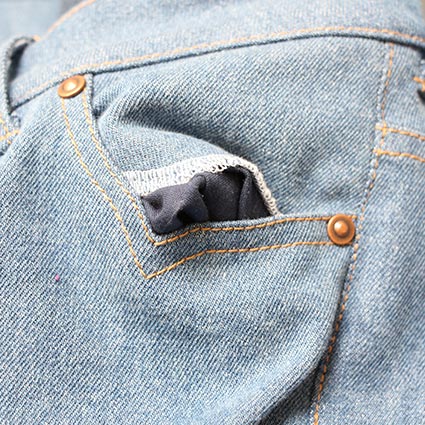 Die Eingriffstasche einer Jeans zeigt den Taschenspiegel.